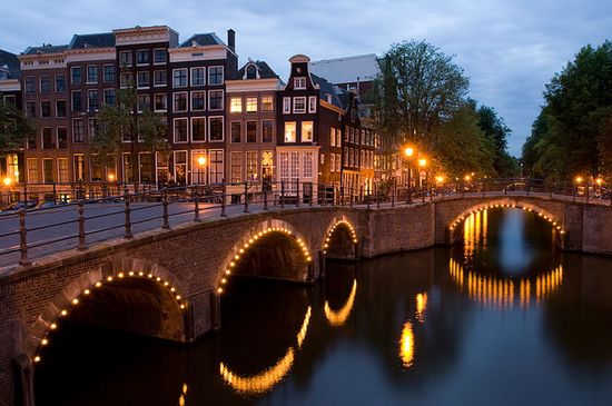 Каналы, мосты и дома Амстердама с типичной для центра города архитектурой