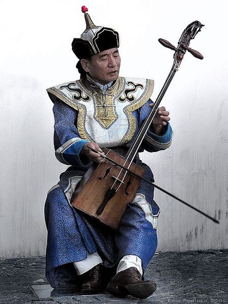 Монгольский музыкант играет на моринхуре