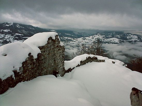 Руины замка Мираба