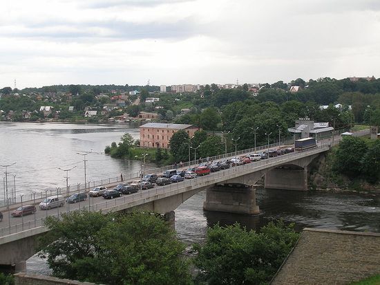Пограничный мост на реке Нарва между Нарвой и Ивангородом («Мост дружбы» в СССР)