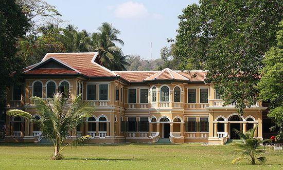 Особняк семьи Чинпрача, построенный в 1930 г. в Пхукет-тауне, Таиланд. На сегодняшний день семье не принадлежит.