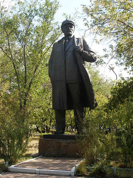 Памятник В. И. Ленину в Павлодаре. Ранее установленный на площади Ленина перед зданием городской администрации, в середине 90-х годов был перенесён в небольшой парк по улице Ленина.