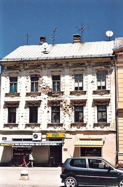 Повреждённое в войну здание