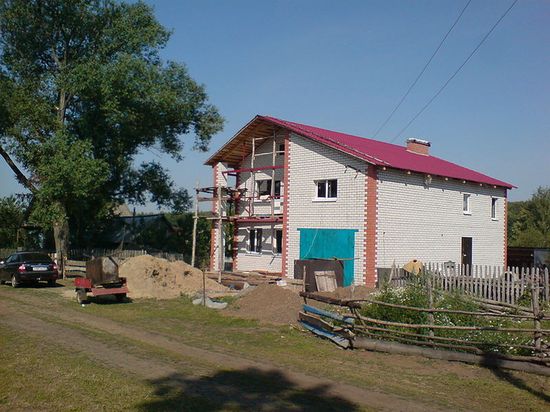 Строящийся двухэтажный дом со встроенным гаражом (2010)