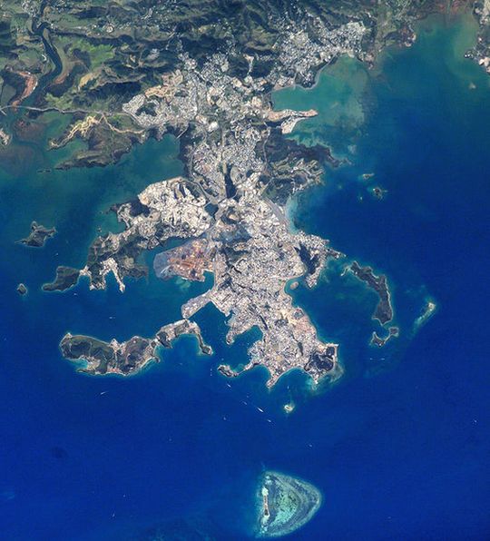 Спутниковая фотография Нумеа и прилегающих территорий, сделанная с Международной космической станции. Изображение НАСА.