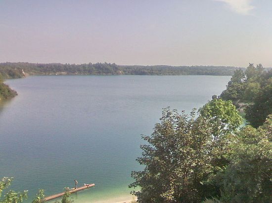 Озеро в окрестностях Янтарного на месте бывшего карьера по добыче янтаря