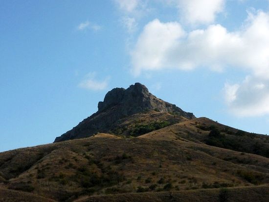 Одна из вершин потухшего вулкана Кара-Даг