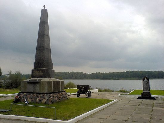 Памятник павшим в годы Великой отечественной войны на берегу озера Бологое