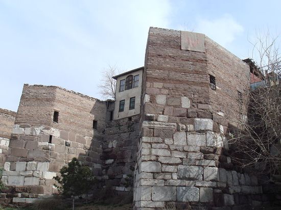 Жилой дом внутри древней крепости