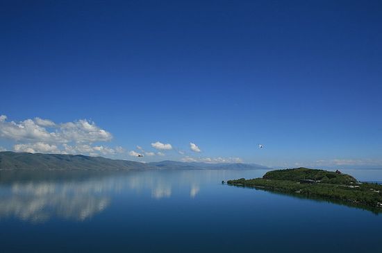 Самое большое озеро в Армении — Севан