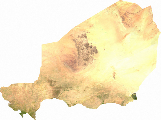 Вид Нигера из космоса.   Северную часть страны занимает пустыня Сахара, посреди которой расположено каменистое плато Аир. Восточная часть Аира круто обрывается к огромной песчаной пустыне Тенере, площадью около 400 тыс. км². На северо-востоке находится обрывистая местность Кауар. Южнее находится полупустыня Сахель. На юго-западе страны протекает река Нигер, образуя плодородную равнину.