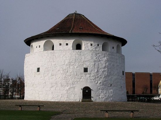 Пороховая Башня (дат. Krudttrnet) — символ города, сооружена в 1688