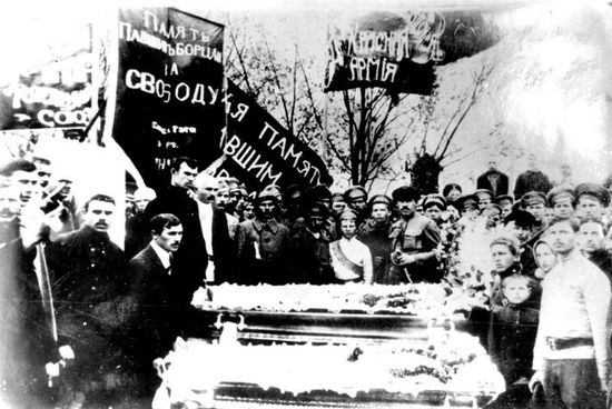 Похороны погибших в столкновении с 1-й партизанской армией. Ртищево, июнь, 1921 года