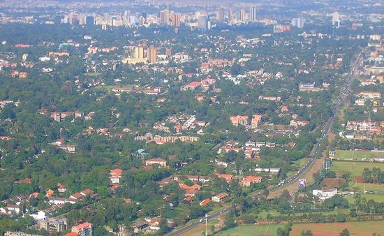 Вид с воздуха на центральный деловой район и на Нгонг Роад