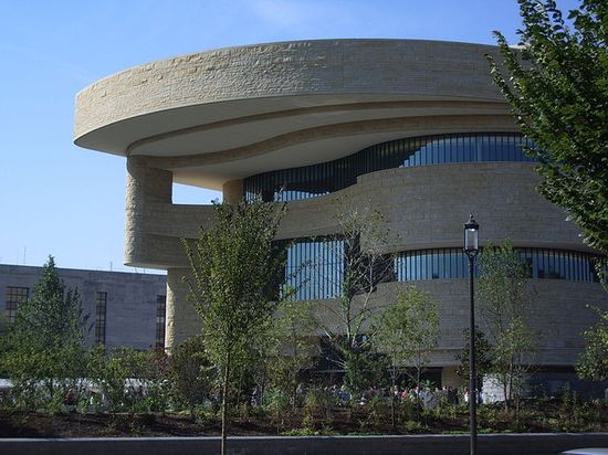 Здание Национального музея американских индейцев, открытое в 2004 году