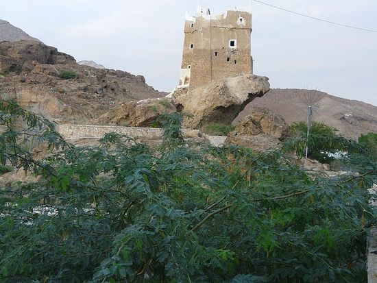 Сторожевая башня Kasr Alghwayzi является достопримечательностью Эль-Мукалы. Эта башня изображена на старых марках.