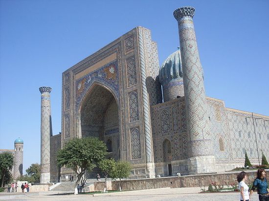 Медресе Шер-Дор на площади Регистан в Самарканде.