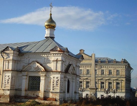 Обелиск в честь победы над Пугачёвым. Перед ним — Алексеевская церковь, позади — прежняя городская управа