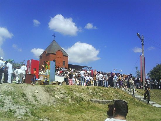 Праздник Хачкара возле церкви Сурб Саргис в Гайкодзоре