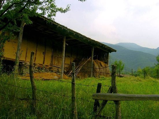 Сеновал в селе Черешовица, Болгария