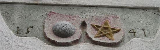 Старый герб города на фасаде бывшей городской гостиницы