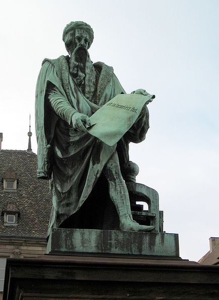 Памятник Иоганну Гутенбергу в Страсбурге