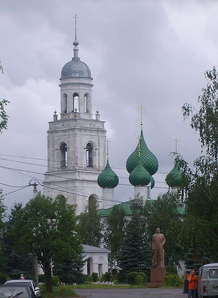 Церковь на центральной площади Пошехонья. Перед ней памятник Ленину