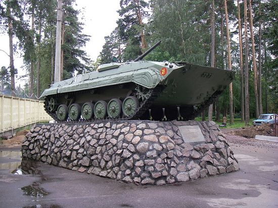 Памятник БМП-1, около воинской части № 3526