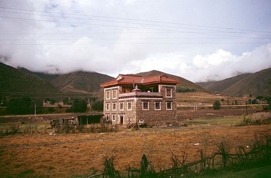 Современные тибетские дома по дороге в Литанг
