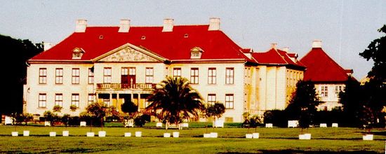 Замок Ораниенбаум — вид с парка