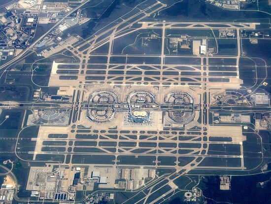 Аэропорт Даллас/Форт-Уэрт, вид с востока. Ирвинг примыкает к верхней (западной) части этого снимка