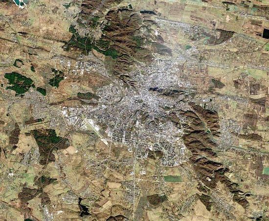 Космический снимок Львова (LandSat-5, 14 ноября 2010).