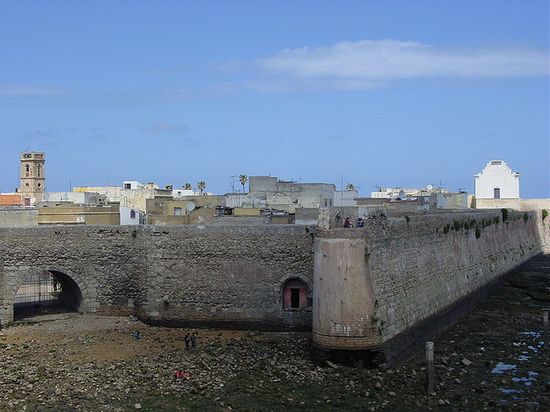 Морские ворота португальской крепости в отлив
