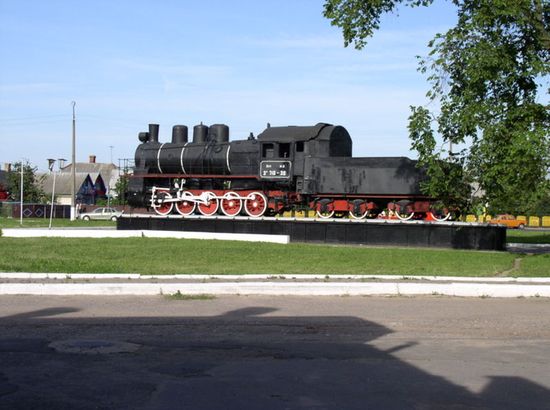 Памятник локомотиву ЭM 270-30 на въезде в город