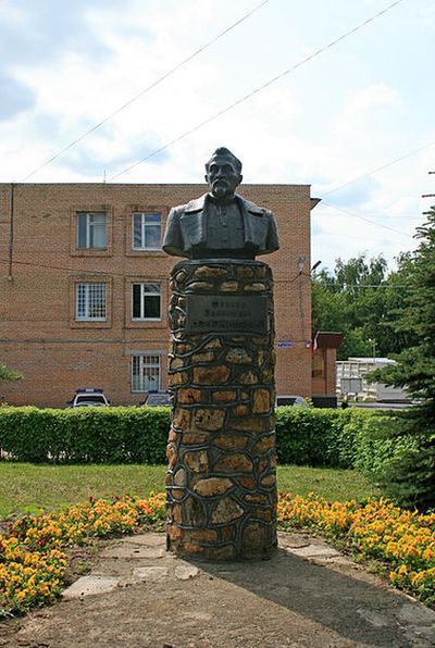 Памятник-бюст Ф. Э. Дзержинскому напротив здания ОВД.