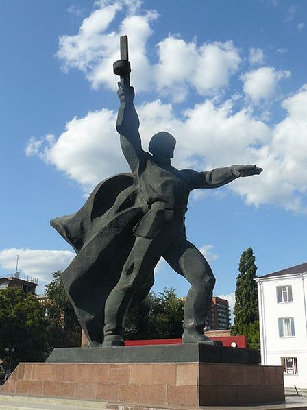 «Солдат» — монумент на площади 40-летия Победы