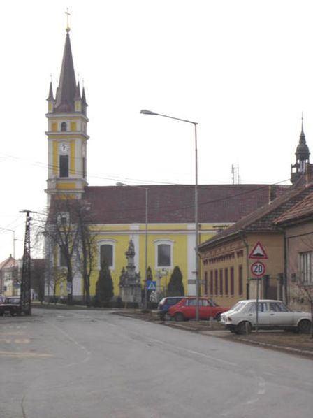 Главная улица и католическая церковь