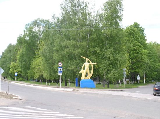 Памятник «Рабочий» на въезде в Бешенковичи