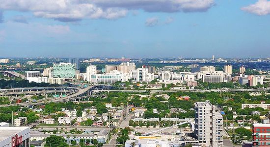 Городской административный центр Майами занимает второе место в США по концентрации медицинских и научных сооружений. Здесь также расположен развивающийся центр биотехнологий в Майами.