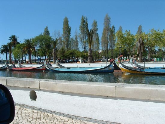 Традиционные лодки moliceiro на канале.