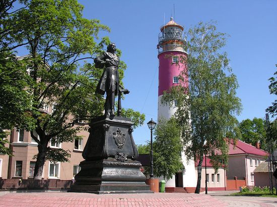 Памятник Петру I и маяк в Балтийске