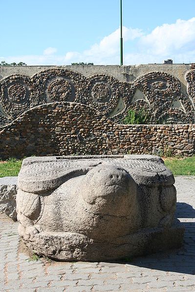 Чжурчжэньская каменная черепаха в уссурийском городском парке