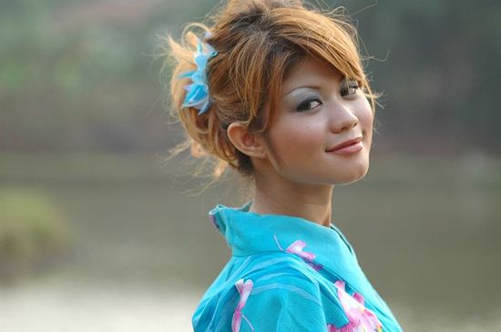 Индонезийка в голубом кимоно, Депок