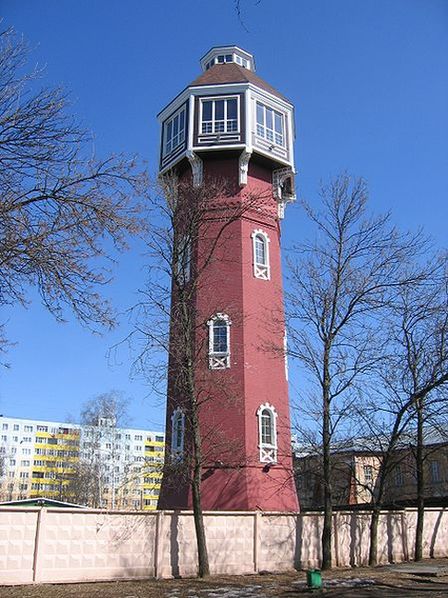 Бывшая водонапорная башня|left