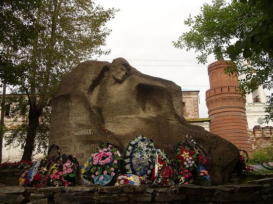 Памятник у стен Николаевского монастыря