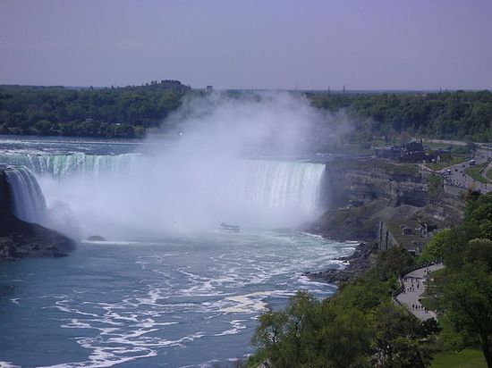 Водопад Ниагара в Онтарио.