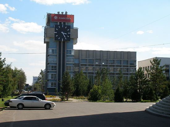 Здание центрального почтамта. Часовая башня долгое время считалась символом города Павлодара.
