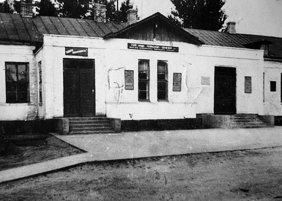 Здание Высокопольской средней школы. Построено в 1927 году. В настоящее время разрушено.