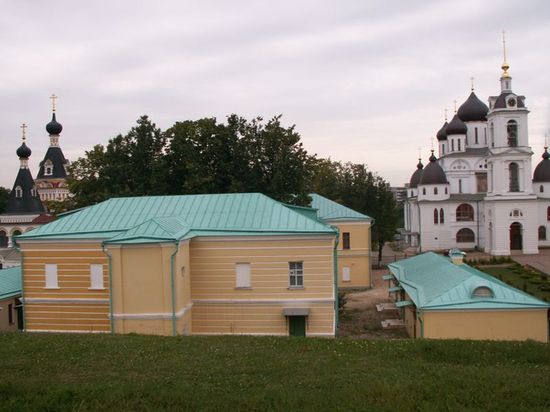 Исторический центр г. Дмитрова. На переднем плане — тюрьма и флигель административного комплекса, справа Успенский собор, слева Елизаветинская церковь.