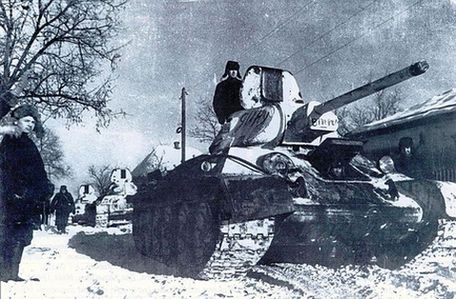 Танковая колонна Т-34 входит в освобождённый Изюм. Январь 1942